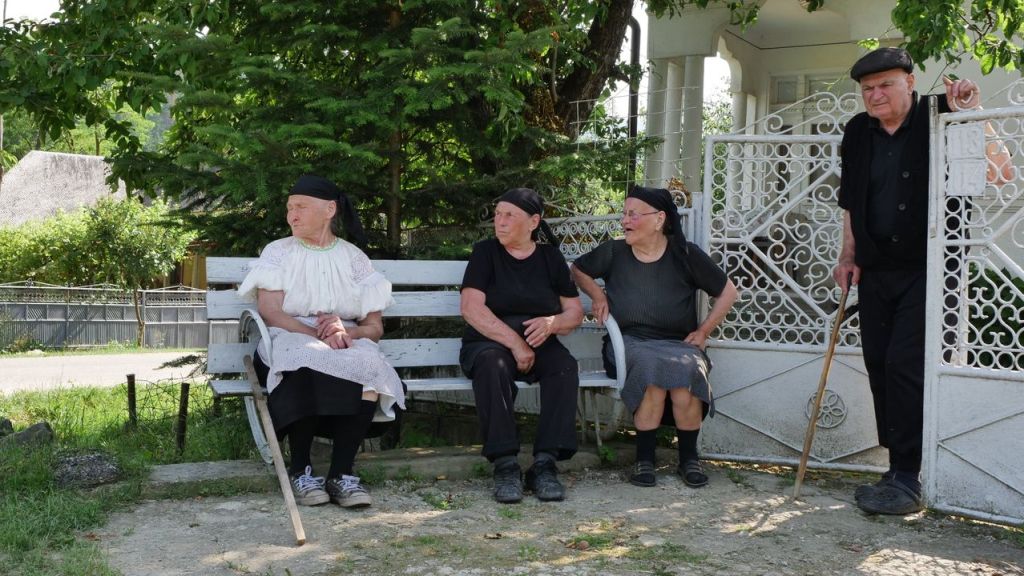 La oameni vechi, griji&nbsp;noi